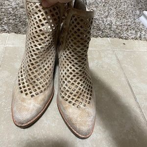 Coconuts by Matisse ankle booties size 7.5